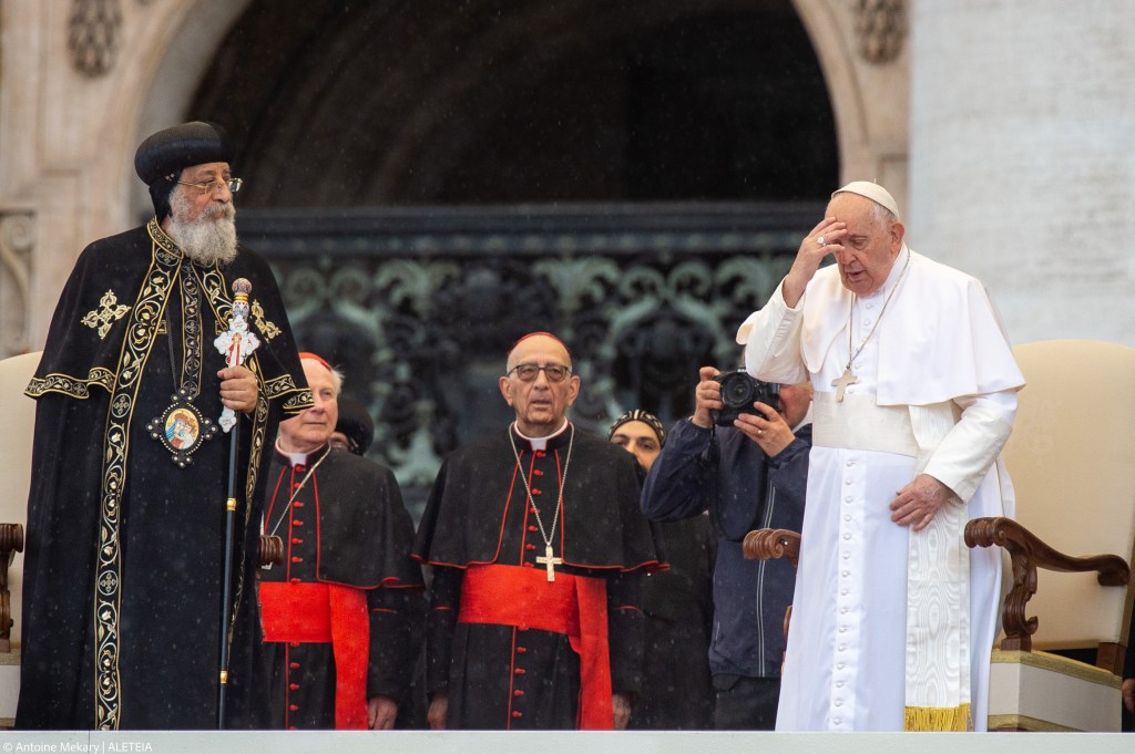 Pope-Francis-and-Leader-of-the-Coptic-Orthodox-Church-of-Alexandria-Pope-Tawadros-II-