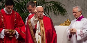 «Parece increíble el mal que puede hacer el hombre», lamenta el Papa en la misa de Pentecostés