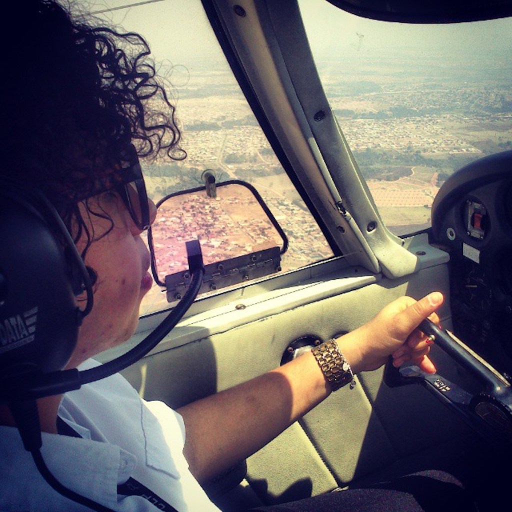 Crislane pilotando um avião
