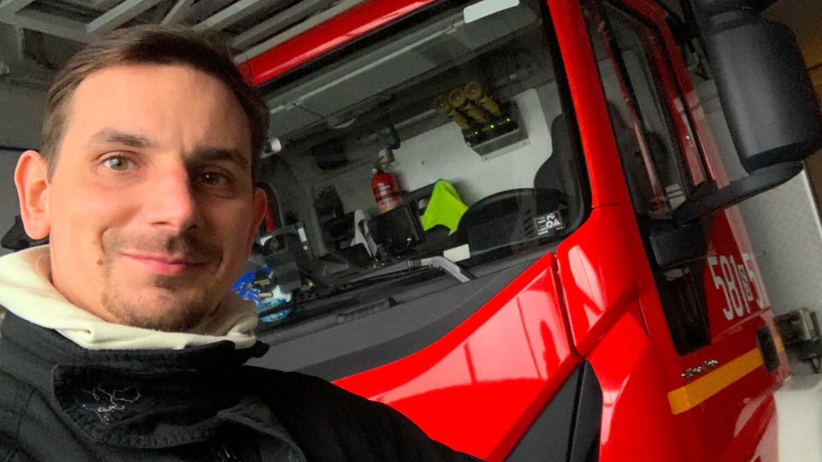 Ksiądz Dawid Gawenda jest strażakiem