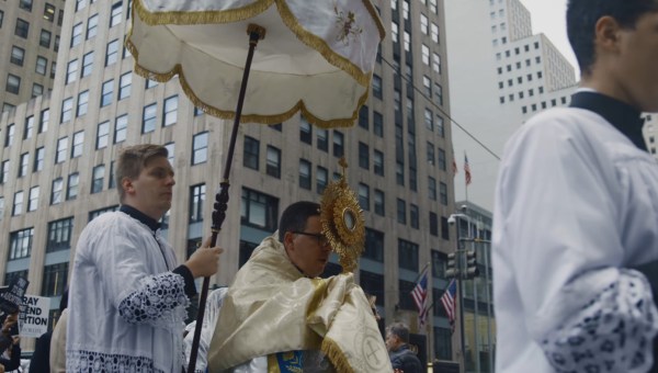 Procesja eucharystyczna na ulicach wielkiego amerykańskiego miasta