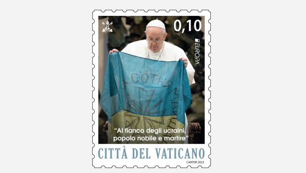 Stamp showing Pope Francis holding a Ukrainian flag during a general audience in April 2022. The flag came from the city of Bucha where many civilians died.