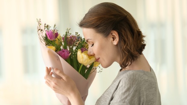 Matka z bukietem kwiatów
