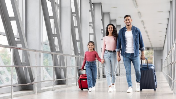 Familia que viaja al extranjero