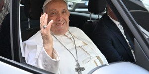 Papa Francisco sale del hospital