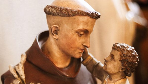 Statue of St. Anthony of Padua holding the Child Jesus