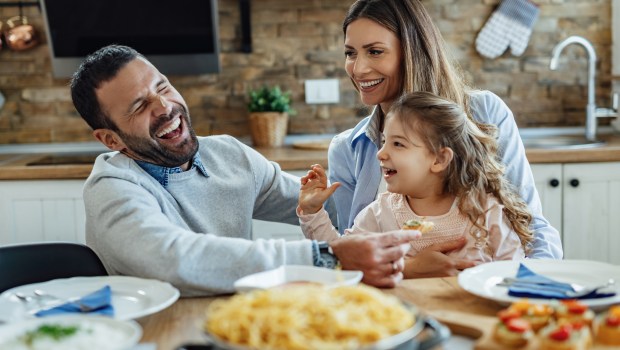 familia comiendo
