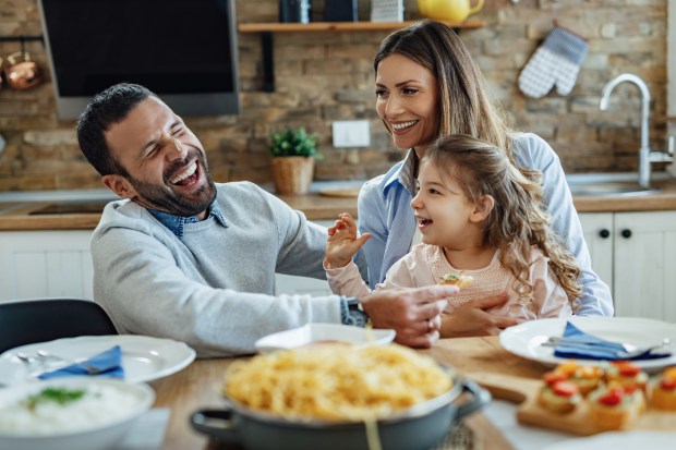 familia comiendo