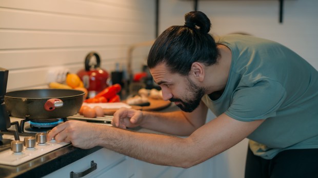 Hombre cocinando