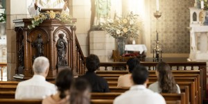 Por qué guardar silencio dentro de la iglesia