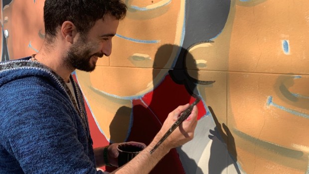 Cristian Camargo (crisdibujante) realizando un mural para celebrar el décimo aniversario del pontificado del Papa Francisco