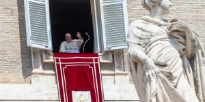 «Todo ser humano es sagrado», dice el Papa al rezar por la paz