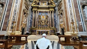 Pope-Francis-Basilica-of-Santa-Maria-Maggiore-pray-Virgin-Salus-Populi-Romani-trip-to-Hungary-WYD2023