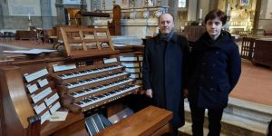 Padre e hijo unidos por el canto gregoriano: Impresionan a los que acuden a misa al Duomo de Florencia