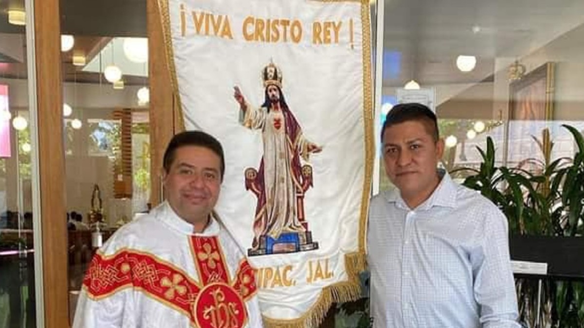 Padre Valentín Pérez visitando a los hijos ausentes de Estipac, Jalisco en la ciudad de Salt Lake City, Estados Unidos