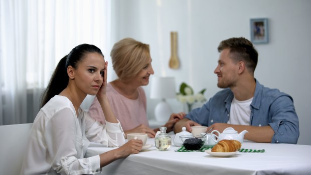 Madre suegra e hijo hablan e ignoran a su novia, relaciones insalubres, matrimonio