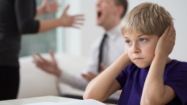 niño escuchando la discusión de sus padres
