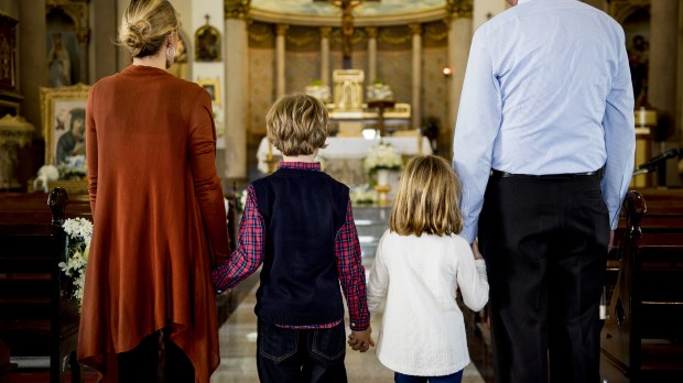 Familia religiosa en la iglesia