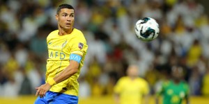 Cristiano Ronaldo se persigna durante un partido de fútbol en Irak