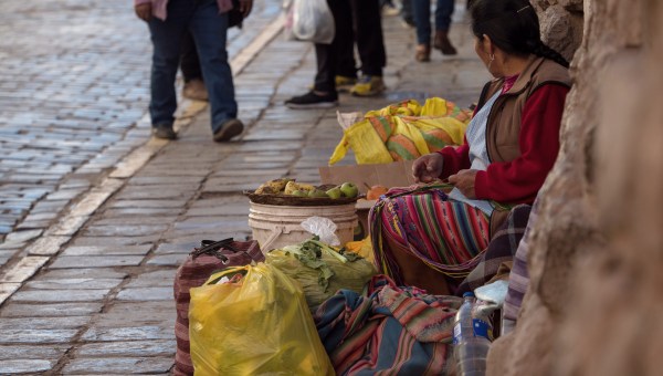 Mujer-quechua-indigena-con-traje-tradicional-shutterstock_1987819562