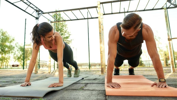 Parejas-de-deportistas-de-raza-mixta-haciendo-ejercicio-en-el-parque-deportivo-Estilo-de-vida-saludable-y-concepto-d-shutterstock_1872972142