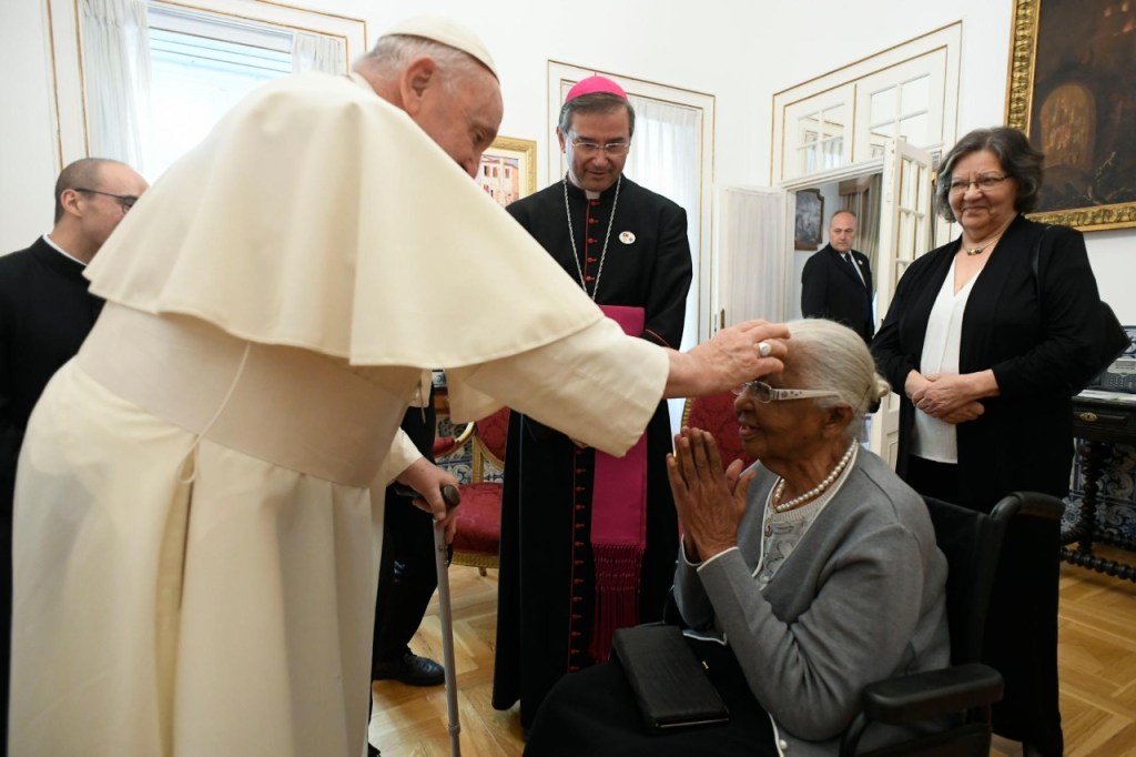 Pope-Francis-blesses-an-old-woman