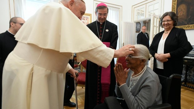 Pope-Francis-blesses-an-old-woman