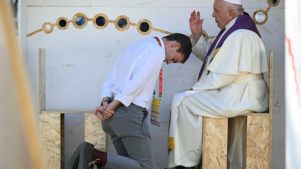 Pope-Francis-hears-confession-from-a-participant-in-the-World-Youth-Day
