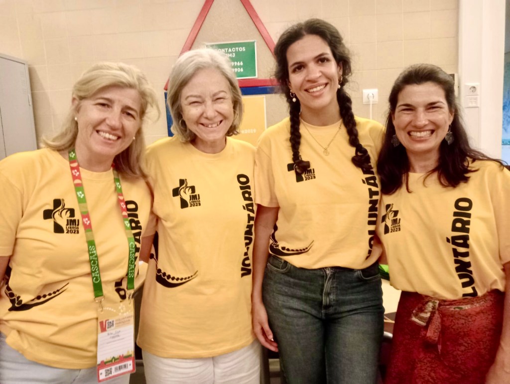 Fátima y Rita junto a otras voluntarias de la JMJ