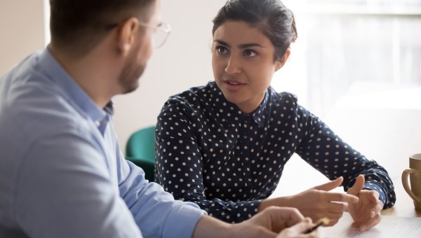 jóvenes teniendo una conversación Pareja conversando trabajo Escucha y empatía