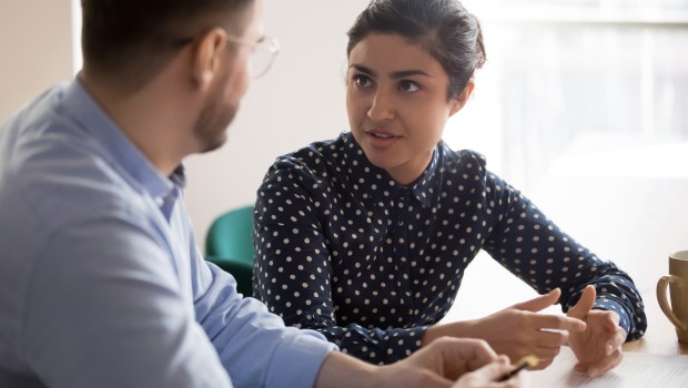 jóvenes teniendo una conversación Pareja conversando trabajo Escucha y empatía
