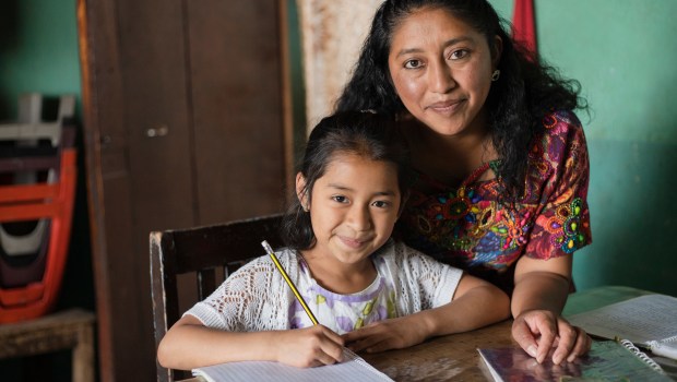 Mamá ayudando a su hija pequeña a hacer su tarea - Mamá enseñando a su hija - Educación - Estudiar