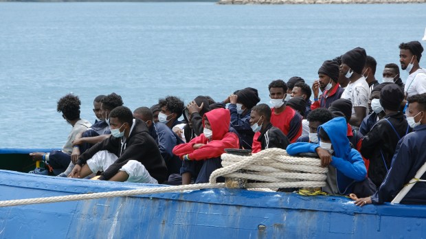 migrantes en Pozzallo, provincia de Ragusa, Italia, migración