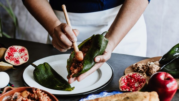 Mujer preparando comida mexicana preparación de alimentos cocina