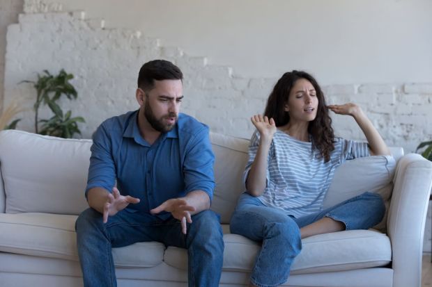 pareja discutiendo