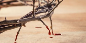 Actriz narra cómo la sangre de Cristo libró a su hijo de morir en un atentado
