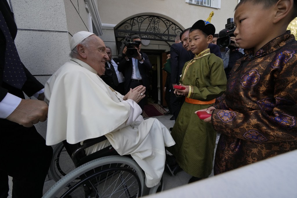 Children-in-traditional-dress-welcome-Pope-Francis-for-a-meeting-with-charity-workers-and-for-the-inauguration-of-the-House-of-Mercy-in-Ulaanbaatar
