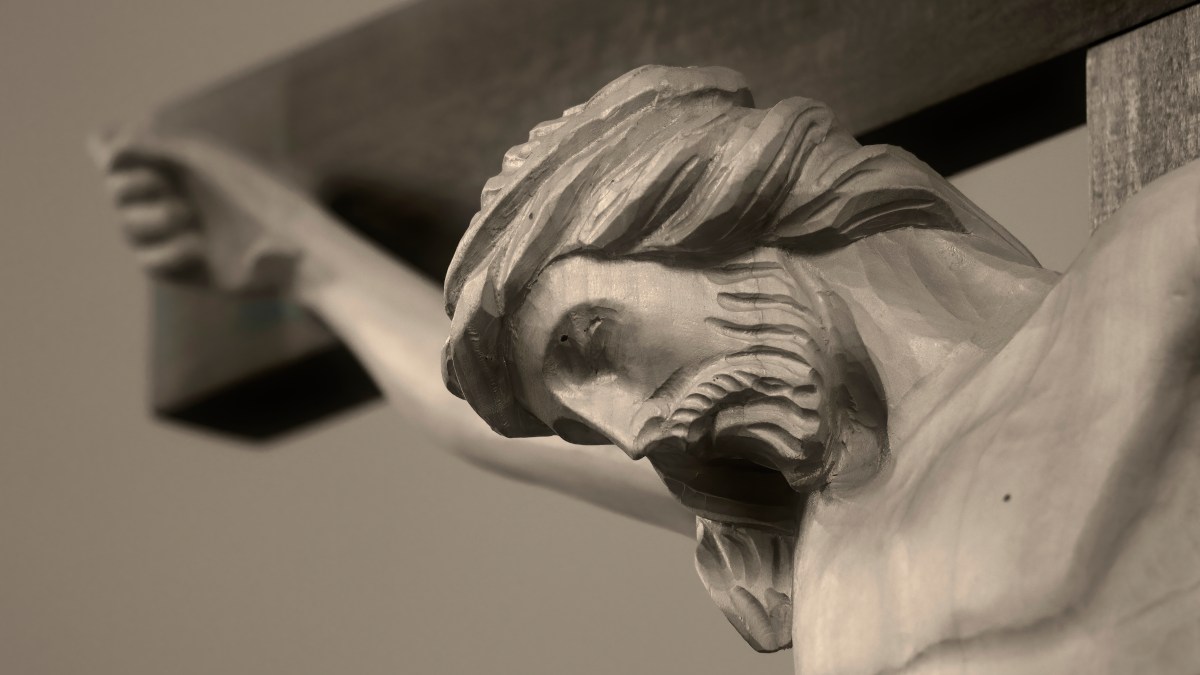 Crucifijo-de-madera-con-Jesus-en-la-cruz.-Jesus-esta-muerto-y-su-cabeza-se-cuelga-shutterstock_2145698945.jpg