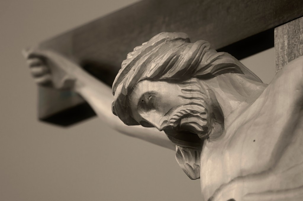 Crucifijo-de-madera-con-Jesus-en-la-cruz.-Jesus-esta-muerto-y-su-cabeza-se-cuelga-shutterstock_2145698945.jpg