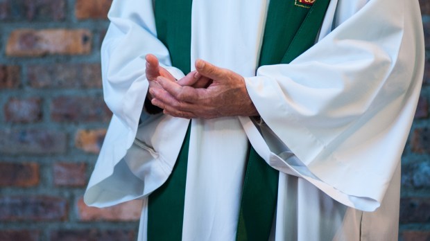 Praying priest Sacerdote