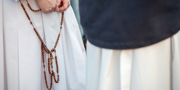 ¿Cómo se elige al superior de un monasterio?