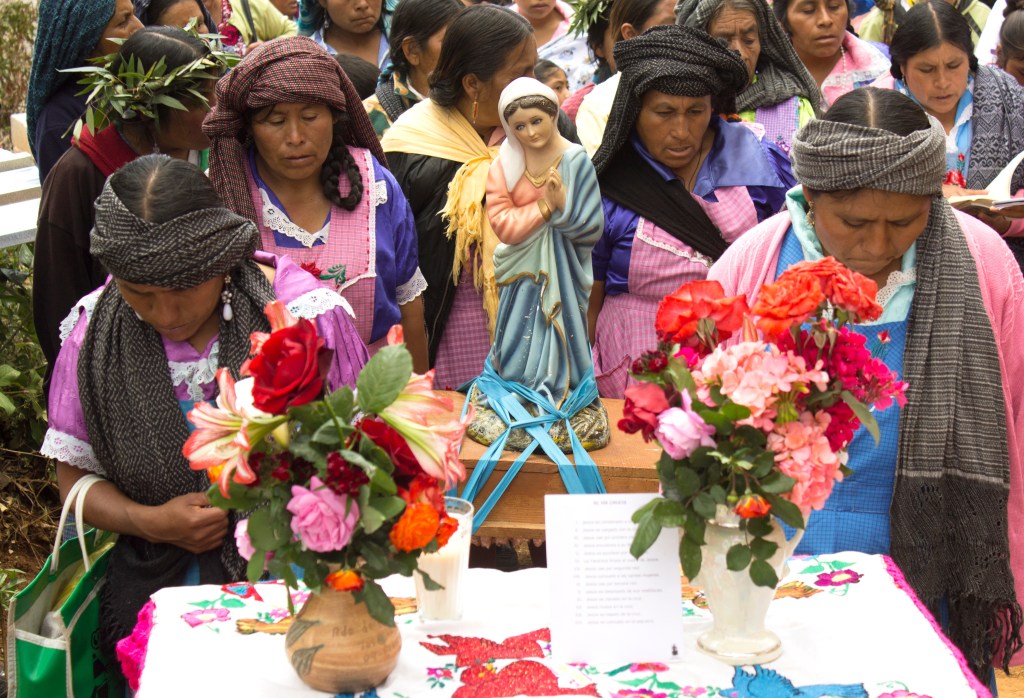 OAXACA-MEXICO-ABRIL-2014-Mujeres-sosteniendo-la-base-de-la-imagen-de-la-Virgen-Maria-al-peregrinaje-en-el-camino-de-la-Cruz-shutterstock_2284401565.jpg