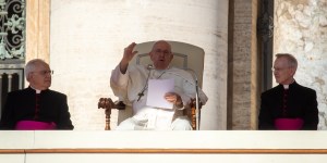 Ángelus: corregir fraternalmente no significa «poner en la picota»