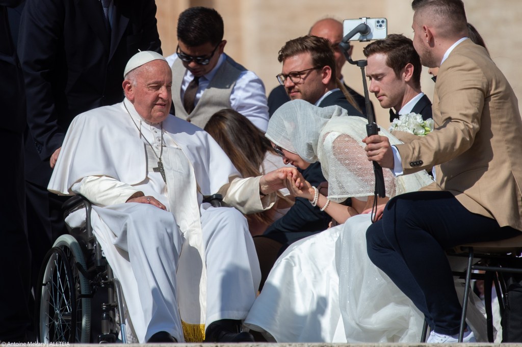 Newlywed bride kisses Pope Francis's hand