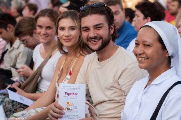 Una multitud diversa reza por el Sínodo en la Plaza de San Pedro