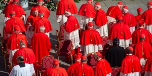 Cónclave: ¿Por qué algunos cardenales visten de negro en lugar de rojo?
