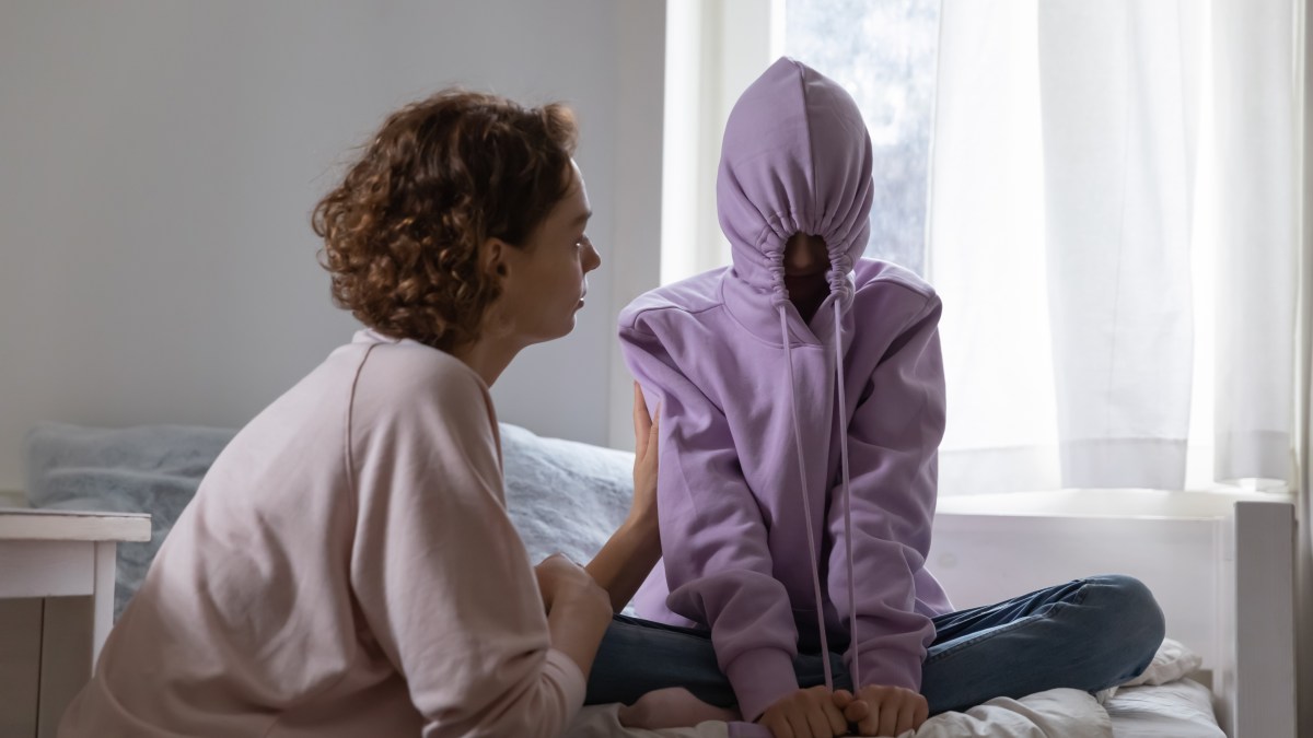 Una-adolescente-obstinada-pone-la-capucha-en-la-cabeza-shutterstock_1701862450.jpg