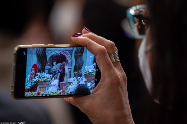 Vatican-Smartphones-Faith-Church