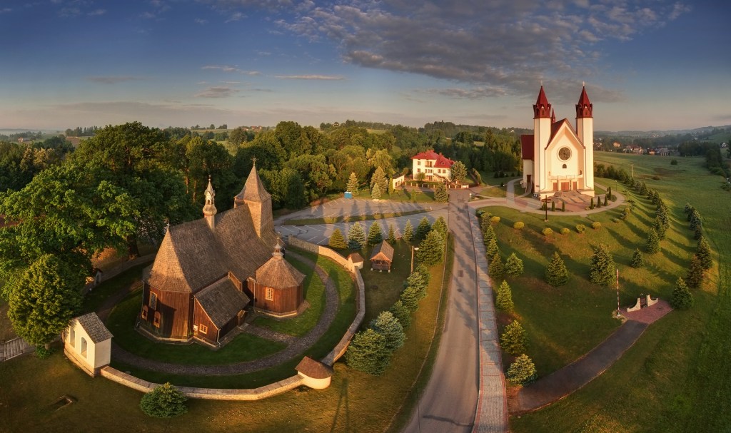 Kościoły z nieba - ksiądz Marcin Gądek fotografuje z powietrza górskie kościoły