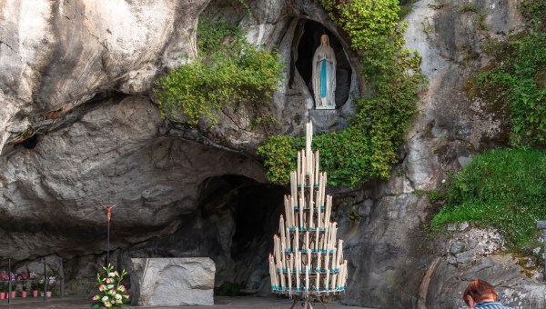 Grota objawień w sanktuarium w Lourdes